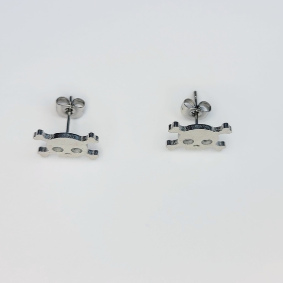 Unique, trendy, punk, skull shaped silver stainless steel stud earrings - Picture 2 of 4